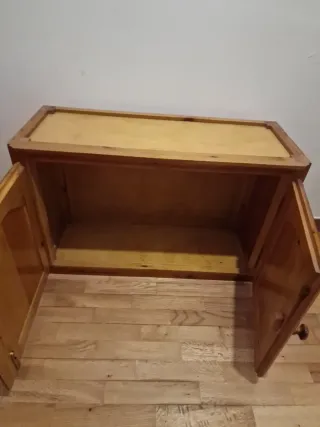 Mueble de madera con puertas