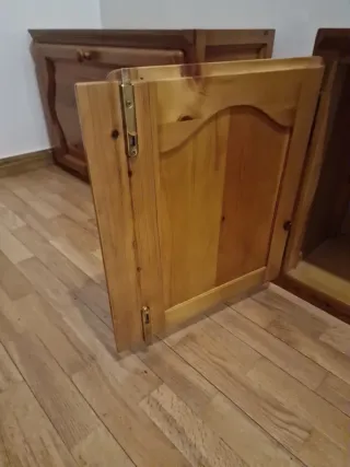 Mueble de madera con puertas