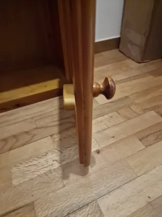 Mueble de madera con puertas