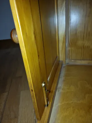 Mueble de madera con puertas