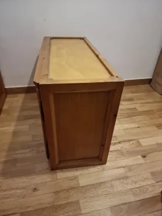 Mueble de madera con puertas