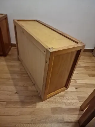 Mueble de madera con puertas