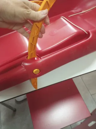 Trineo rojo y pala de nieve azul