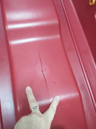 Trineo rojo y pala de nieve azul