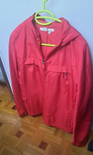Chubasquero Zara Mujer Rojo