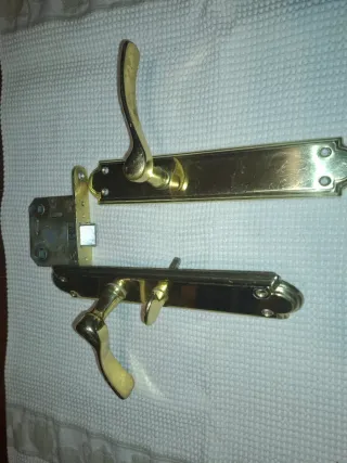 Manivelas de latón con pestillo