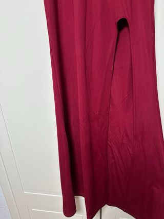Vestido largo burdeos con abertura