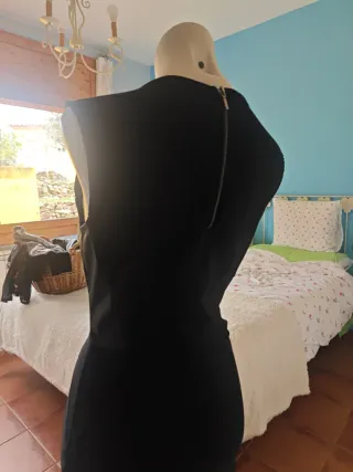 Vestido negro ajustado con paneles