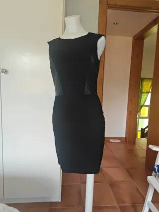 Vestido negro ajustado con paneles