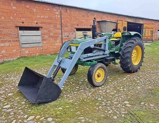 John Deere 2135 con pala, cazo y transferible