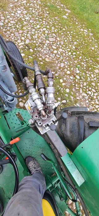 John Deere 2135 con pala, cazo y transferible