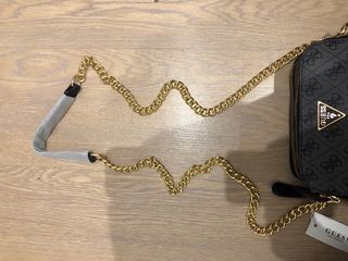 Bolso Guess Negro y Dorado Cadena