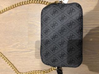 Bolso Guess Negro y Dorado Cadena