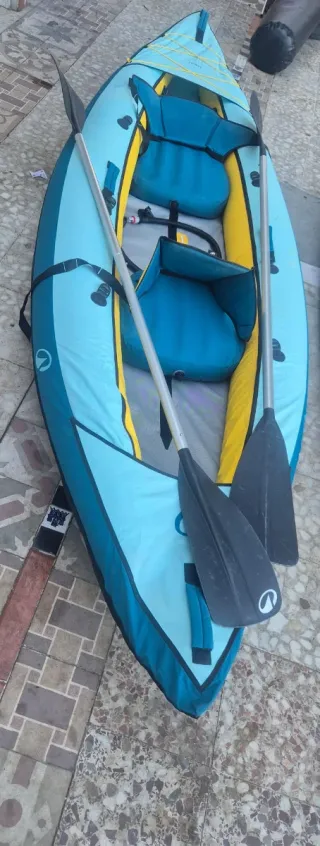 Kayak hinchable azul y amarillo