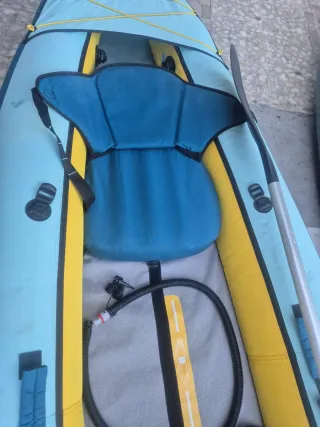 Kayak hinchable azul y amarillo