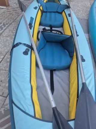 Kayak hinchable azul y amarillo