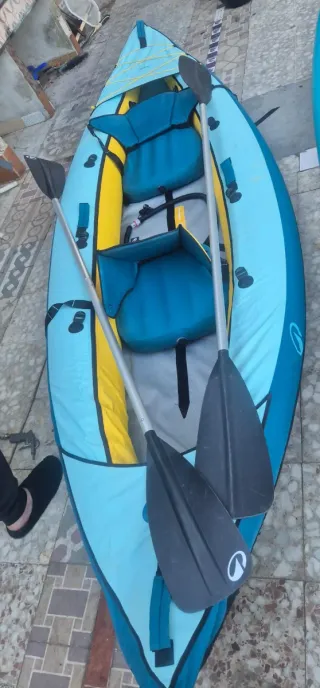 Kayak hinchable azul y amarillo