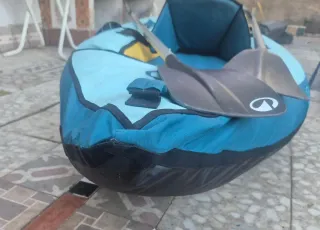 Kayak hinchable azul y amarillo