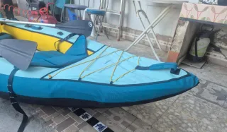 Kayak hinchable azul y amarillo