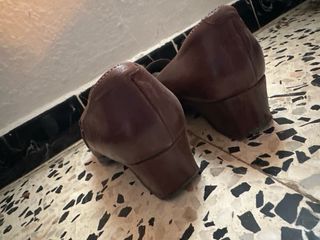 Zapatos de tacón bajo marrones elegantes