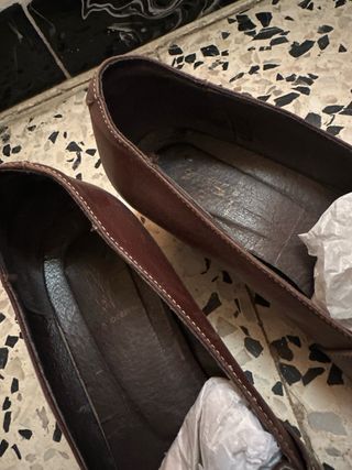 Zapatos de tacón bajo marrones elegantes