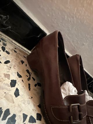 Zapatos de tacón bajo marrones elegantes