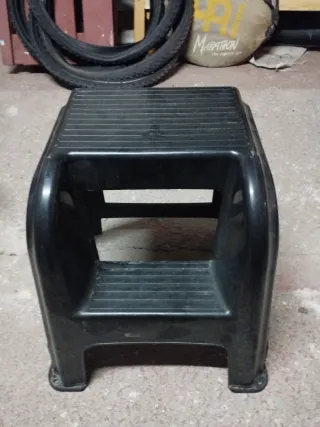 2 Taburetes de plástico negro 2 peldaños.