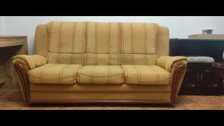 Sofá de tela y madera robusto
