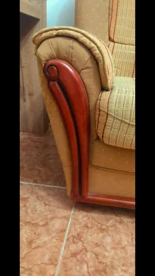 Sofá de tela y madera robusto