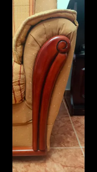 Sofá de tela y madera robusto