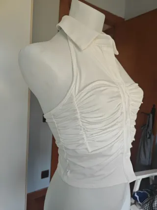 Top blanco sin mangas con cuello halter