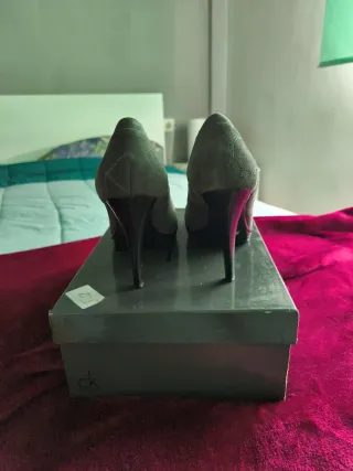 Zapatos tacón Calvin Klein grises talla 36