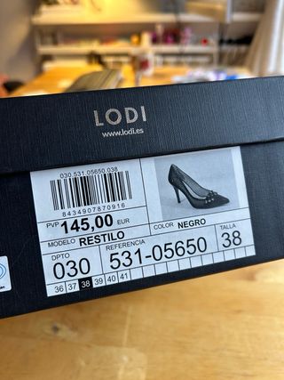 Lodi Tacones Charol y Tachuelas Negros