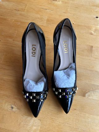 Lodi Tacones Charol y Tachuelas Negros