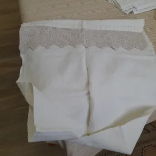 Asciugamani in cotone beige con bordo uncinetto