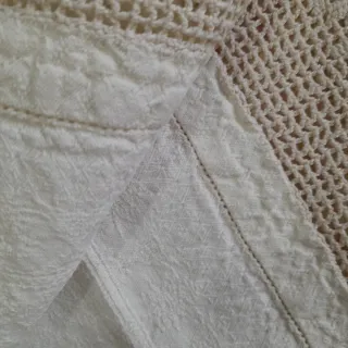 Asciugamani in cotone beige con bordo uncinetto