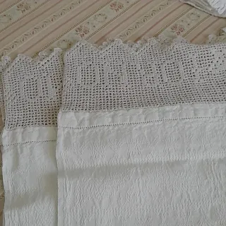 Asciugamani in cotone beige con bordo uncinetto