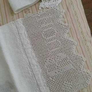Asciugamani in cotone beige con bordo uncinetto