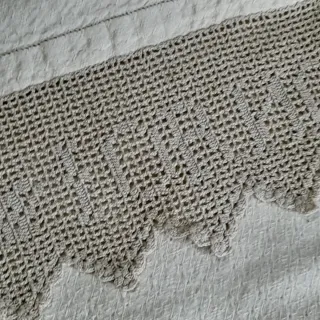 Asciugamani in cotone beige con bordo uncinetto