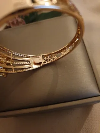 Pulsera chapada en oro con flores