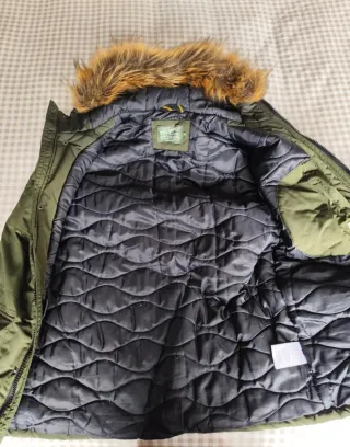 Abrigo verde con capucha y pelo