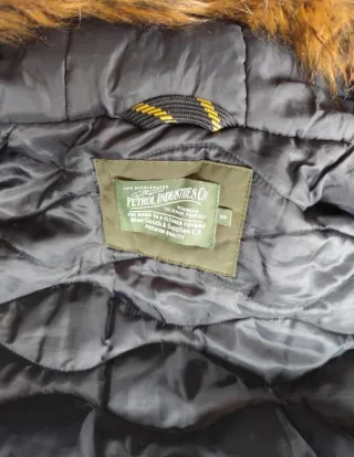 Abrigo verde con capucha y pelo