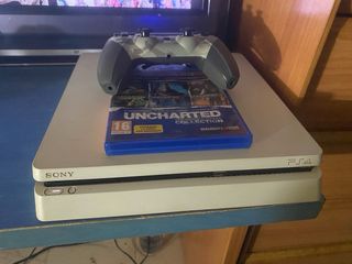 PS4 (PlayStation 4) + Mando + Uncharted
