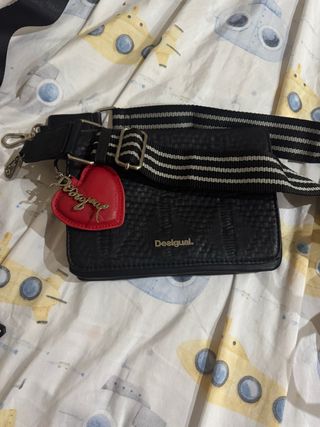 Bolso Desigual Negro con Corazón Rojo