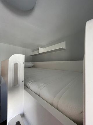 Litera alta Ikea blanca con balda y colchon
