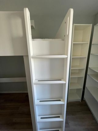 Litera alta Ikea blanca con balda y colchon