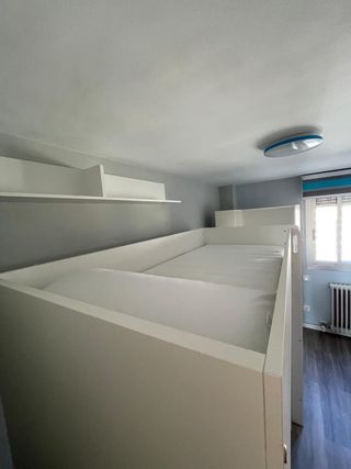 Litera alta Ikea blanca con balda y colchon