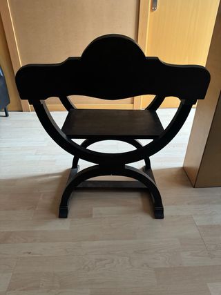 Silla antigua de madera tallada