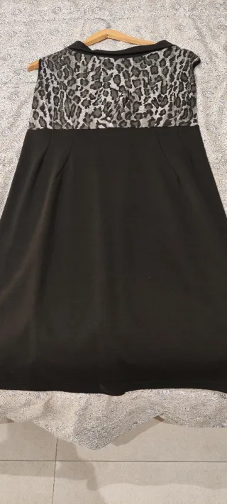 Vestido negro con estampado de leopardo
