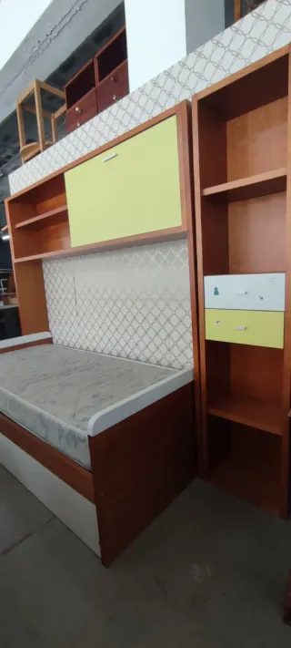 Estúdio madeira com gavetas e portas